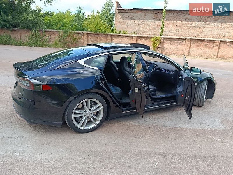 Лифтбек Tesla Model S 2015 в Коростене