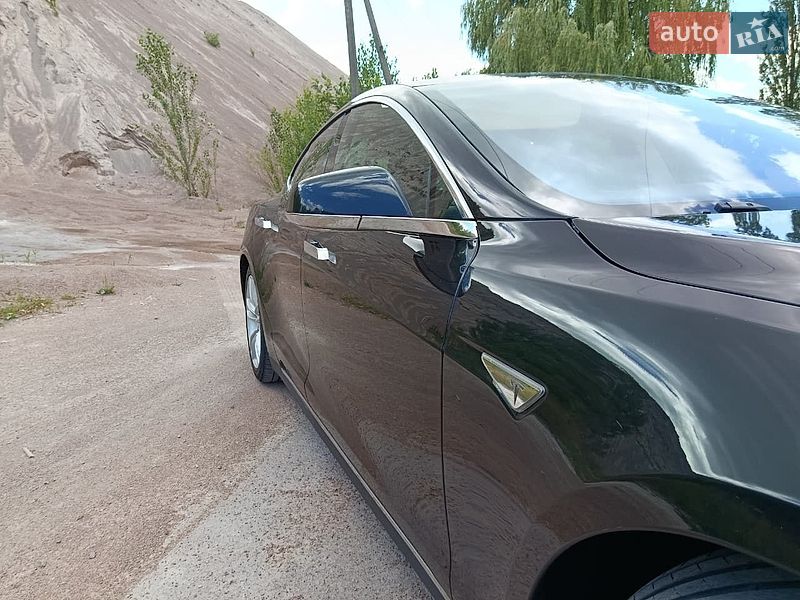 Лифтбек Tesla Model S 2015 в Коростене