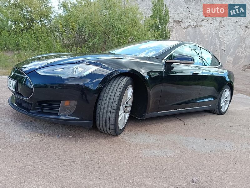 Лифтбек Tesla Model S 2015 в Коростене
