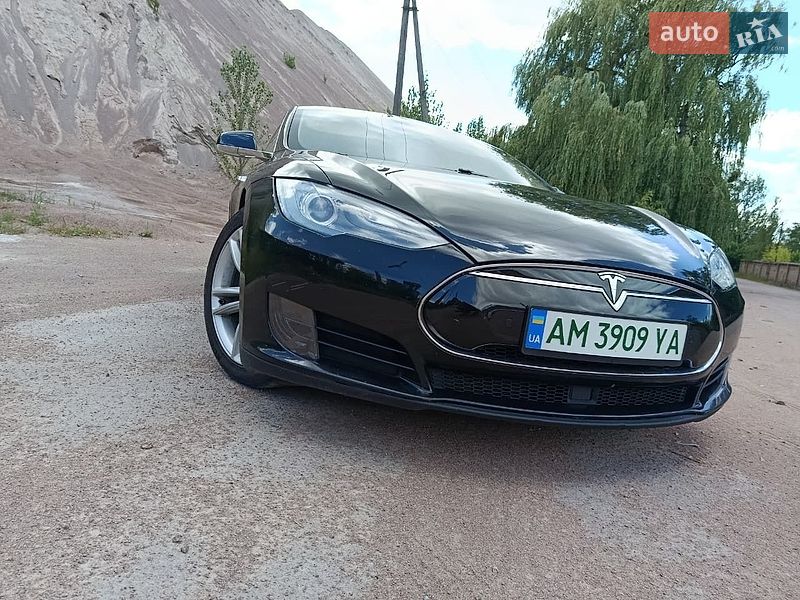 Лифтбек Tesla Model S 2015 в Коростене