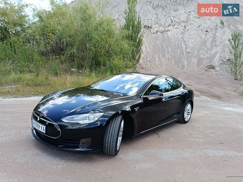 Лифтбек Tesla Model S 2015 в Коростене