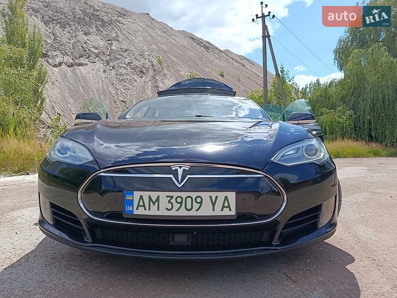 Ліфтбек Tesla Model S 2015 в Коростені