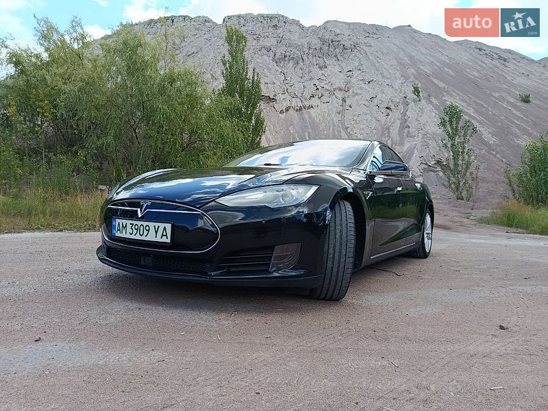Лифтбек Tesla Model S 2015 в Коростене