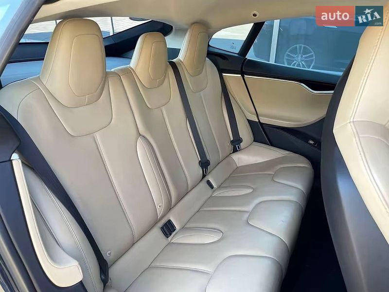 Лифтбек Tesla Model S 2015 в Киеве