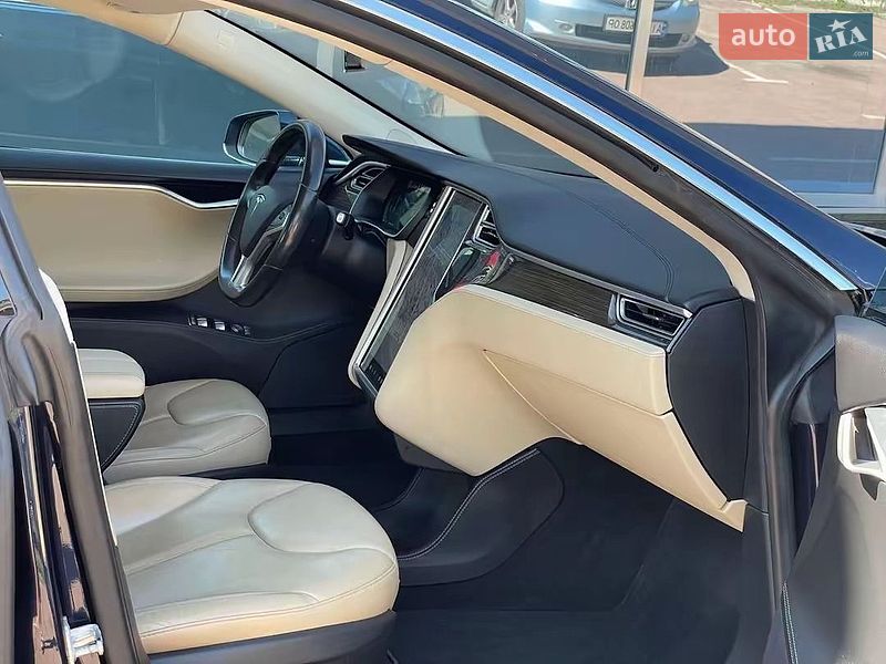 Лифтбек Tesla Model S 2015 в Киеве