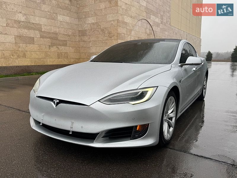Лифтбек Tesla Model S 2016 в Киеве