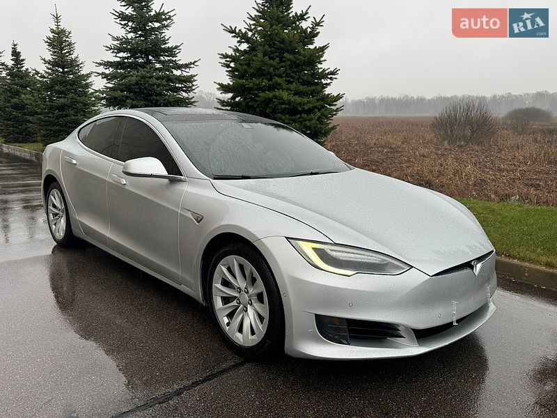 Лифтбек Tesla Model S 2016 в Киеве