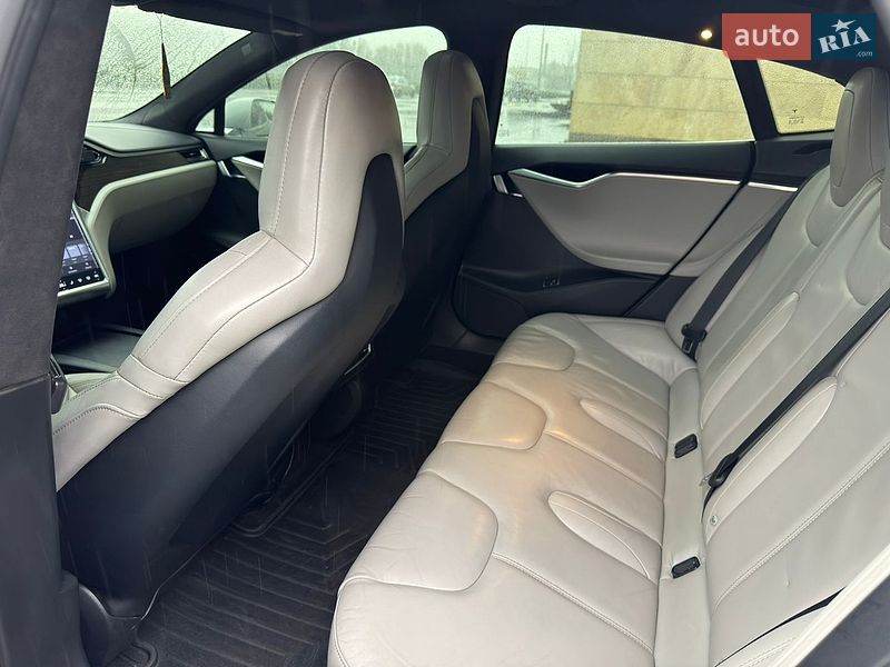 Ліфтбек Tesla Model S 2016 в Києві