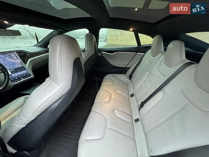Лифтбек Tesla Model S 2016 в Киеве