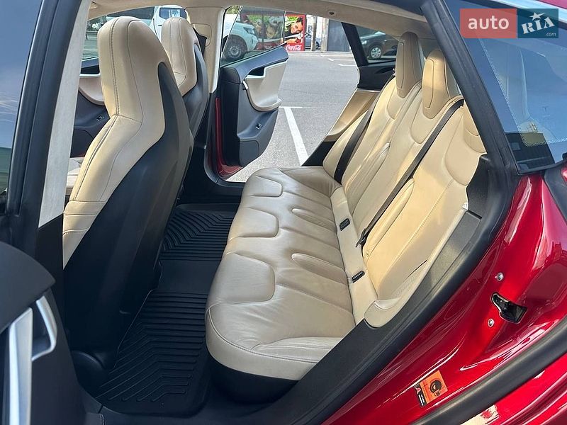 Ліфтбек Tesla Model S 2015 в Києві