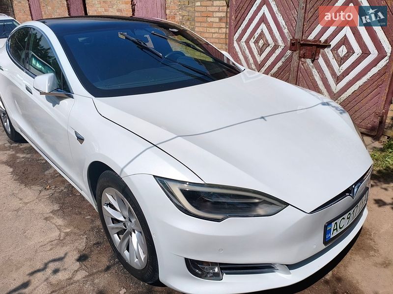 Ліфтбек Tesla Model S 2018 в Нововолинську