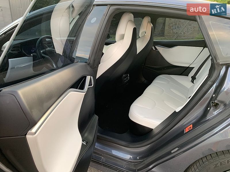 Лифтбек Tesla Model S 2017 в Сквире