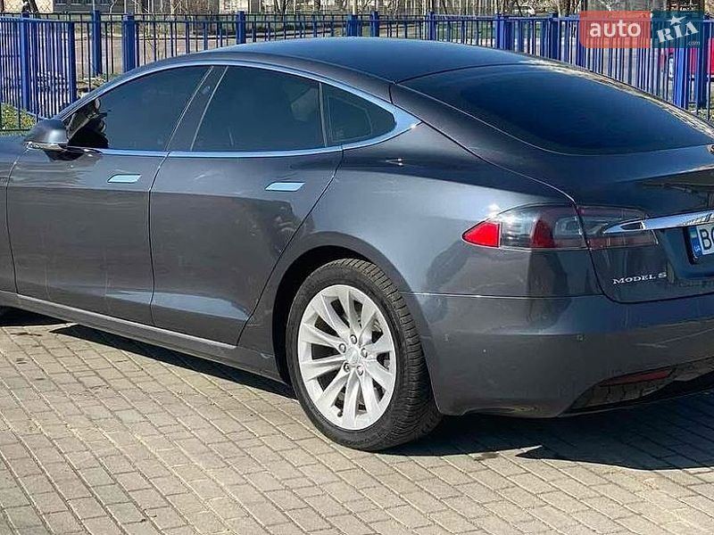 Лифтбек Tesla Model S 2017 в Ужгороде