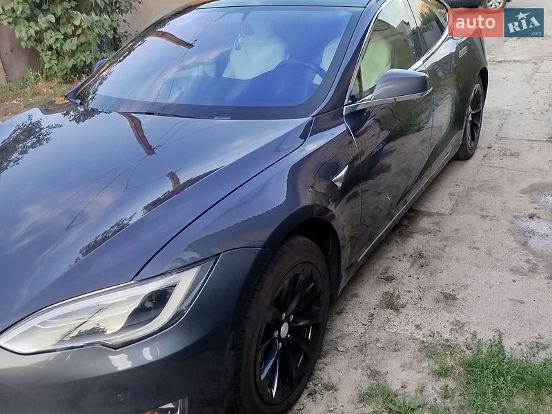 Лифтбек Tesla Model S 2017 в Ирпене