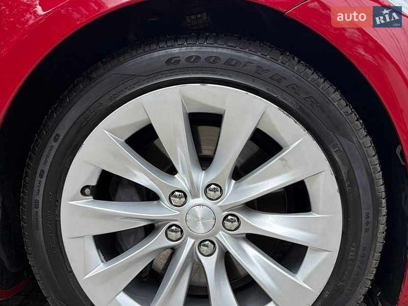 Лифтбек Tesla Model S 2018 в Львове