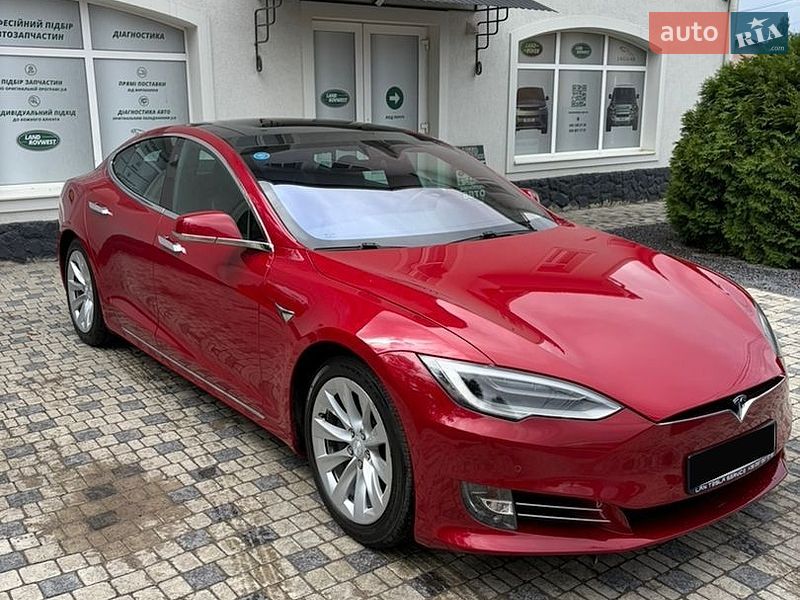 Лифтбек Tesla Model S 2018 в Львове