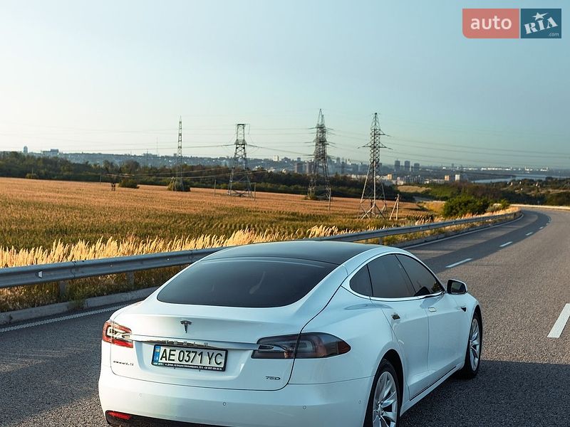 Ліфтбек Tesla Model S 2018 в Дніпрі фото 31 Ліфтбек Tesla Model S 2018 в Дніпрі