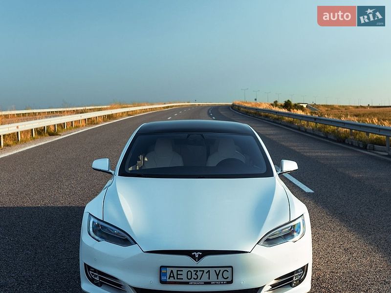 Ліфтбек Tesla Model S 2018 в Дніпрі фото 34 Ліфтбек Tesla Model S 2018 в Дніпрі