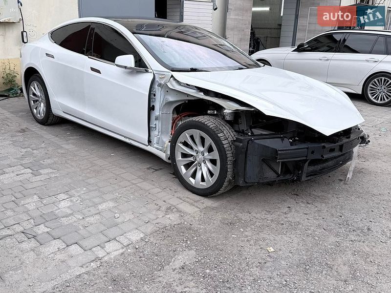 Ліфтбек Tesla Model S 2018 в Дніпрі фото 44 Ліфтбек Tesla Model S 2018 в Дніпрі