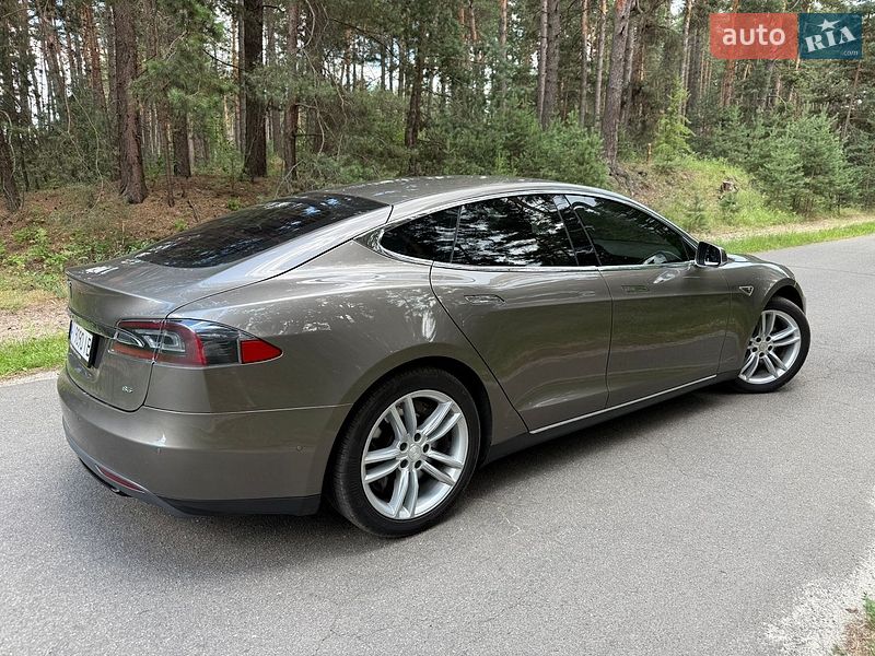 Ліфтбек Tesla Model S 2015 в Києві