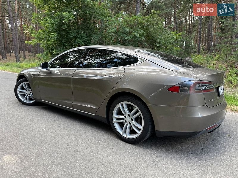 Ліфтбек Tesla Model S 2015 в Києві