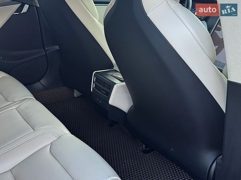 Ліфтбек Tesla Model S 2018 в Ірпені