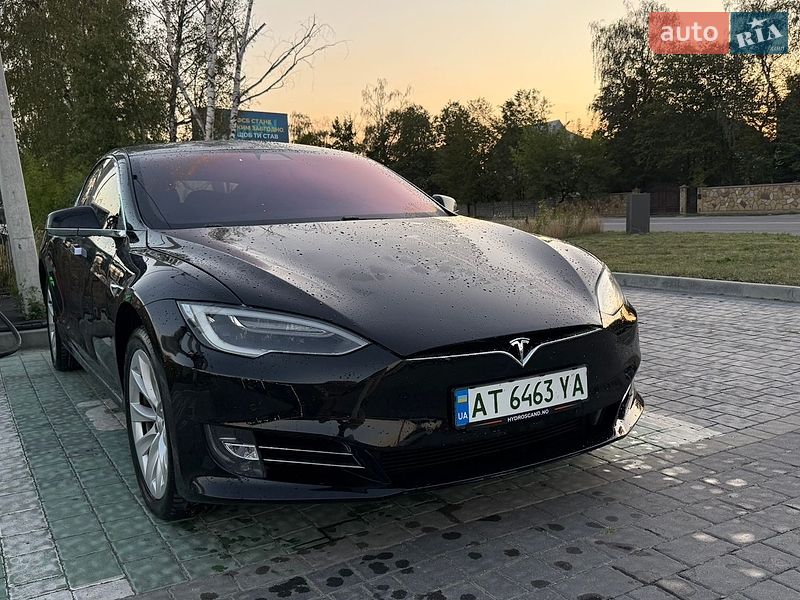 Ліфтбек Tesla Model S 2017 в Івано-Франківську