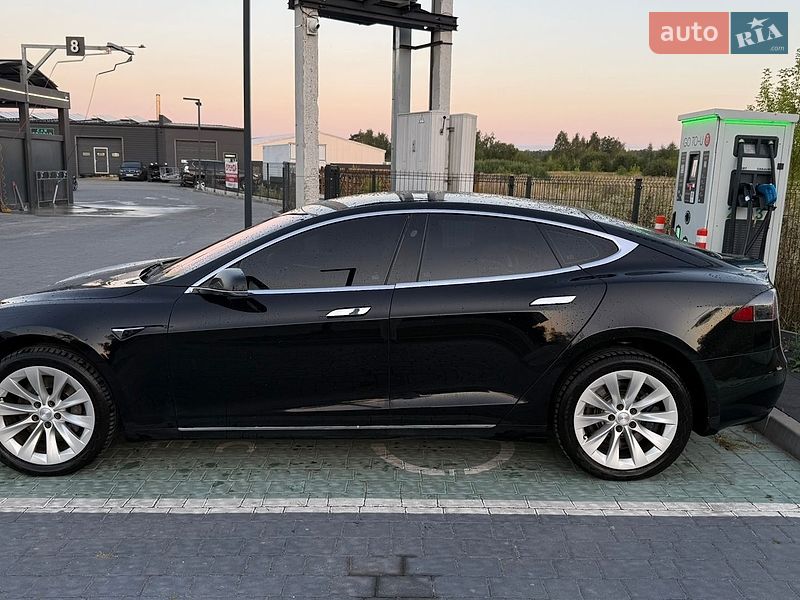 Ліфтбек Tesla Model S 2017 в Івано-Франківську