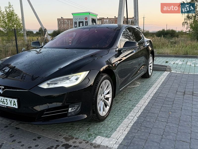 Ліфтбек Tesla Model S 2017 в Івано-Франківську
