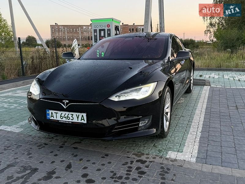 Ліфтбек Tesla Model S 2017 в Івано-Франківську