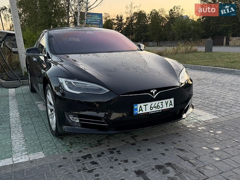 Ліфтбек Tesla Model S 2017 в Івано-Франківську