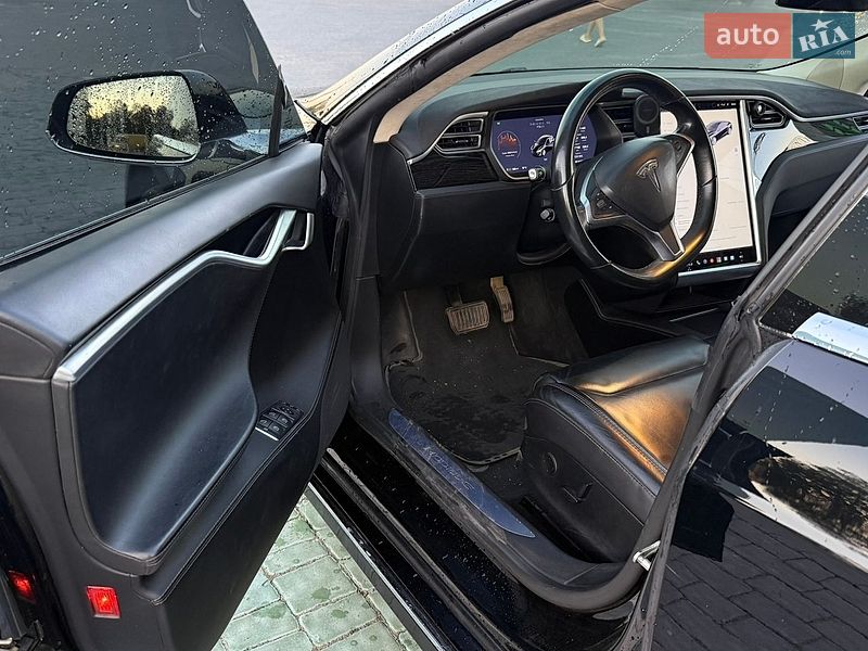 Ліфтбек Tesla Model S 2017 в Івано-Франківську