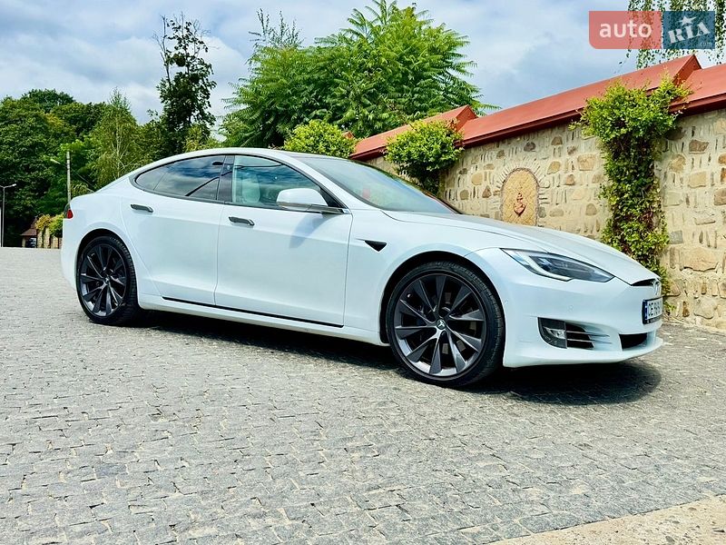 Ліфтбек Tesla Model S 2019 в Чернівцях