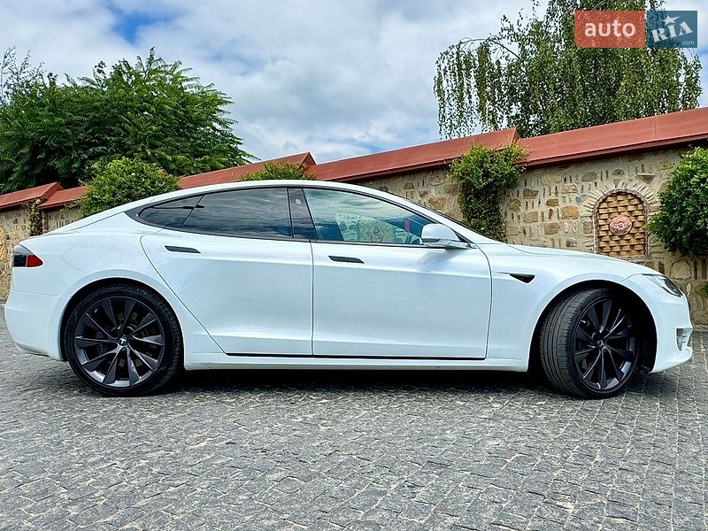 Ліфтбек Tesla Model S 2019 в Чернівцях