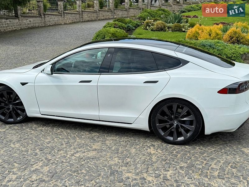 Ліфтбек Tesla Model S 2019 в Чернівцях