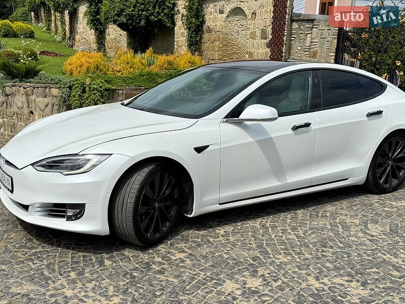 Ліфтбек Tesla Model S 2019 в Чернівцях