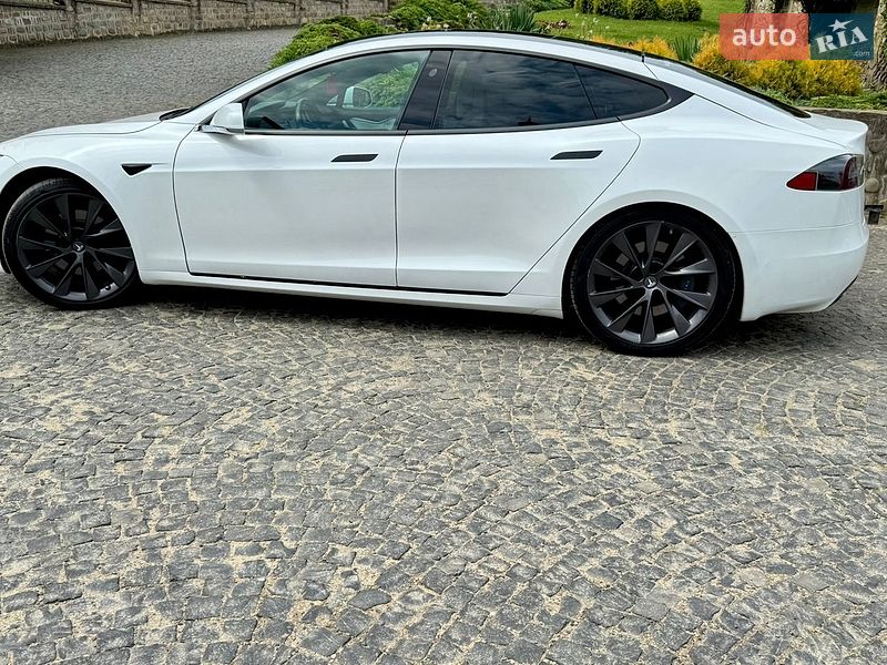 Ліфтбек Tesla Model S 2019 в Чернівцях