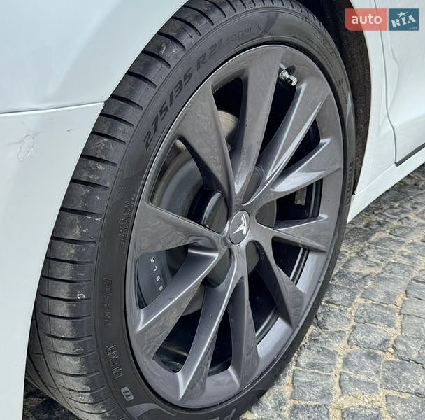 Ліфтбек Tesla Model S 2019 в Чернівцях