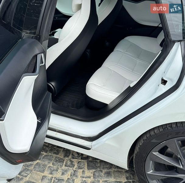 Ліфтбек Tesla Model S 2019 в Чернівцях