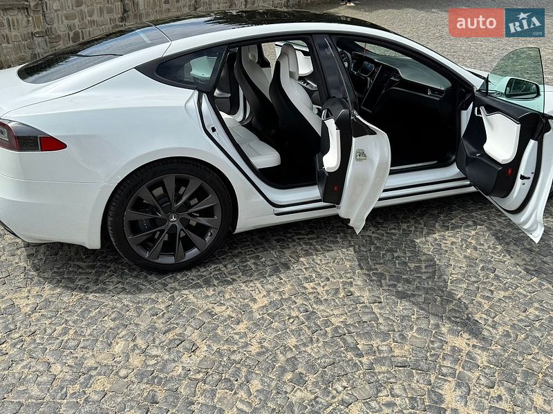 Ліфтбек Tesla Model S 2019 в Чернівцях