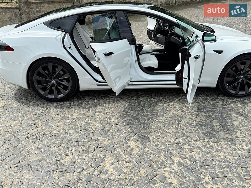 Ліфтбек Tesla Model S 2019 в Чернівцях