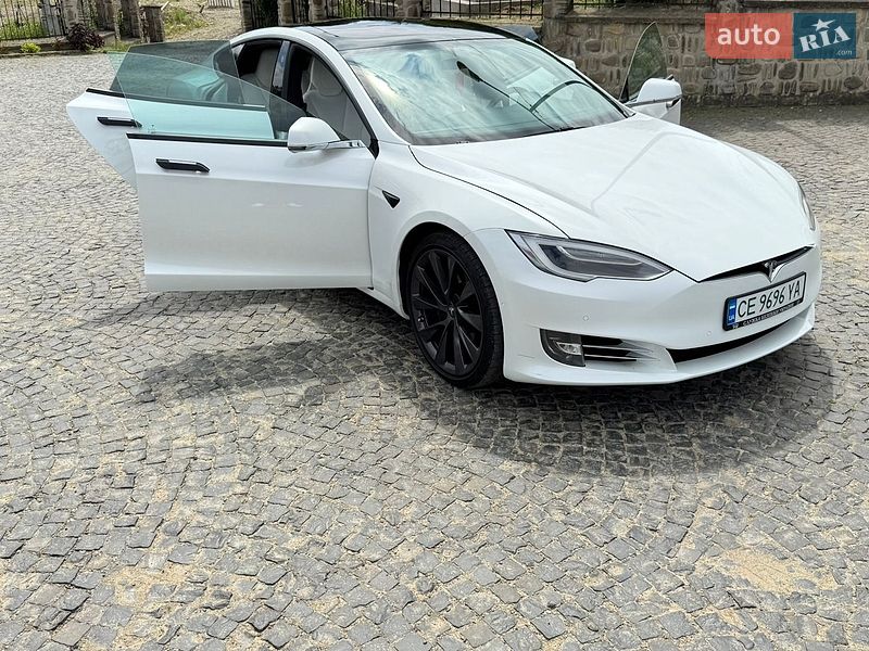 Ліфтбек Tesla Model S 2019 в Чернівцях