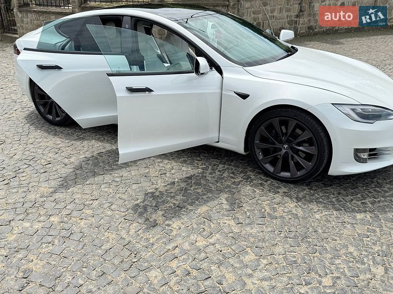 Ліфтбек Tesla Model S 2019 в Чернівцях