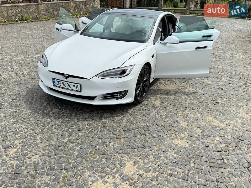 Ліфтбек Tesla Model S 2019 в Чернівцях