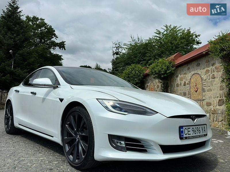 Ліфтбек Tesla Model S 2019 в Чернівцях