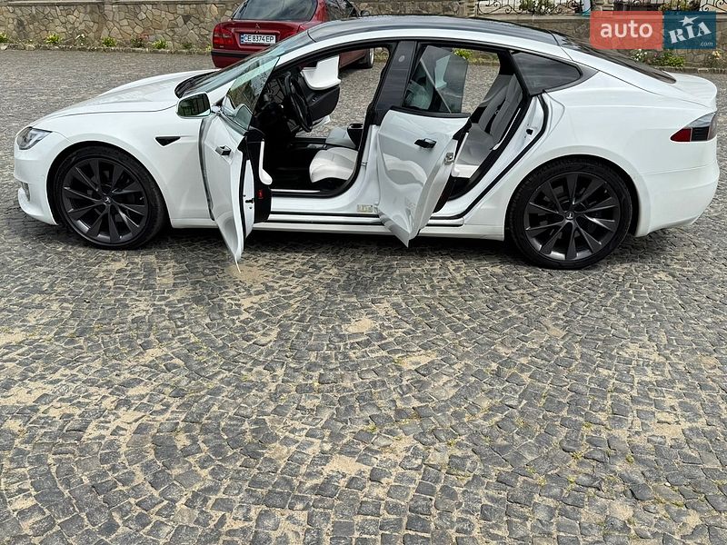 Ліфтбек Tesla Model S 2019 в Чернівцях