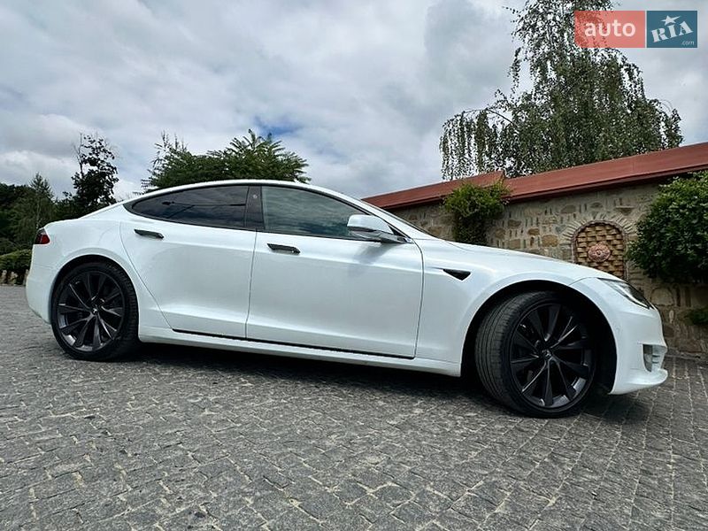 Ліфтбек Tesla Model S 2019 в Чернівцях