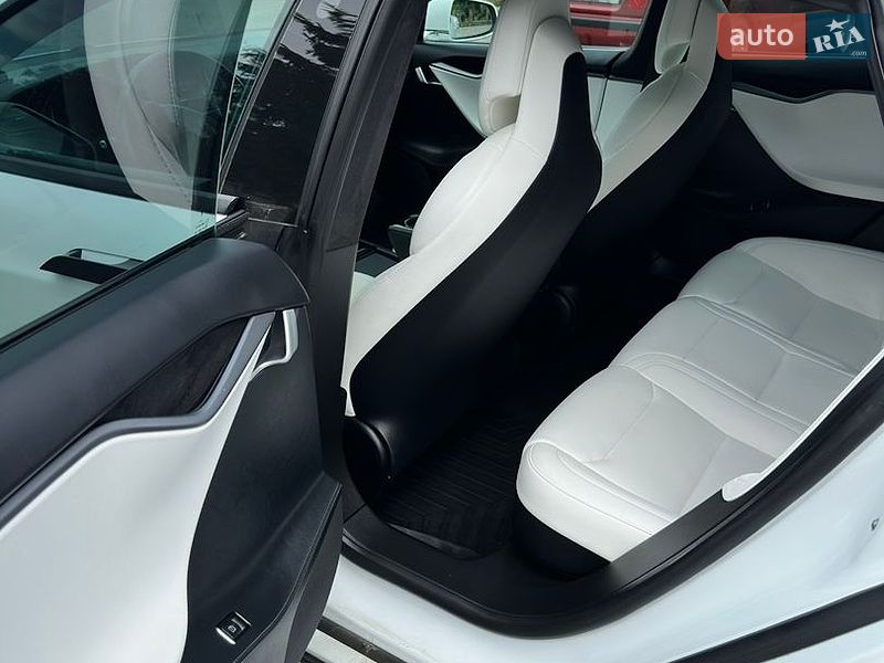 Ліфтбек Tesla Model S 2019 в Чернівцях
