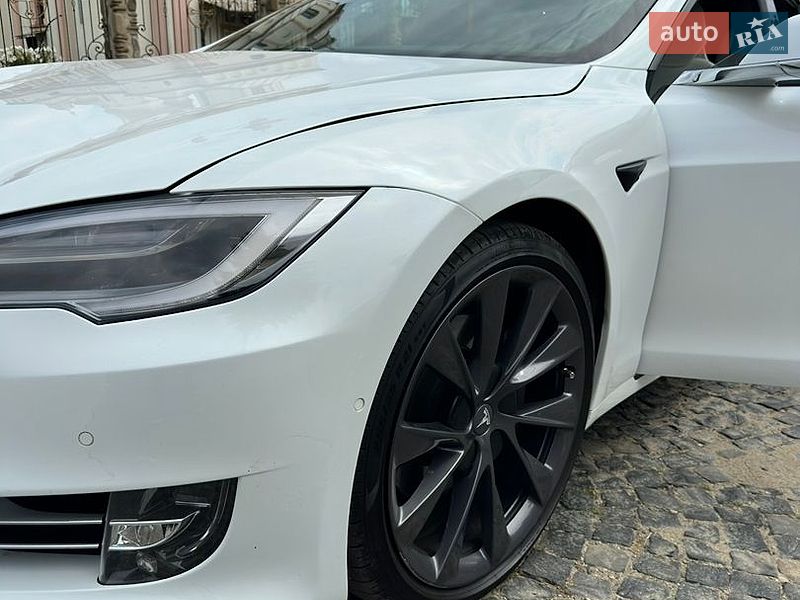 Ліфтбек Tesla Model S 2019 в Чернівцях