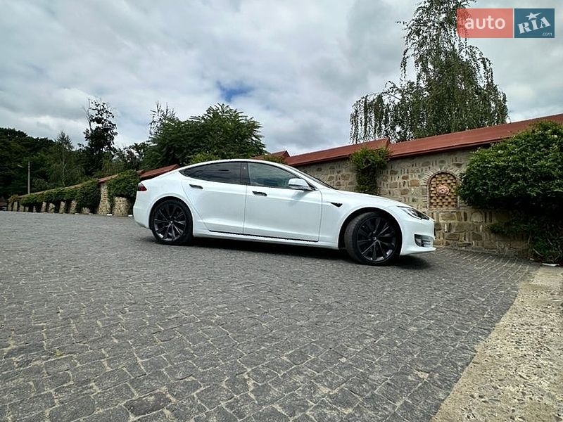 Ліфтбек Tesla Model S 2019 в Чернівцях